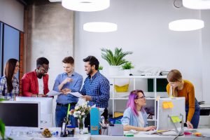 Profissionais trabalhando em uma agência de marketing